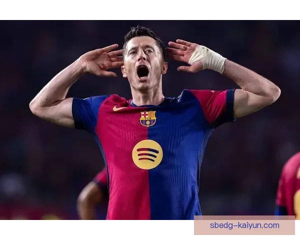 莱万多夫斯基继续保持惊人状态，助力球队再次夺冠，表现令人瞩目。